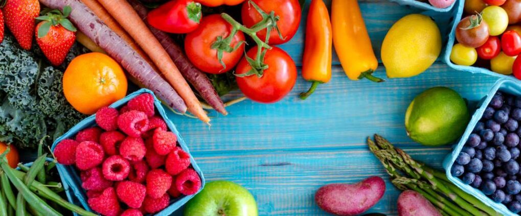 Das Protein-Diät-Menü sollte Gemüse, Obst und Beeren enthalten. 