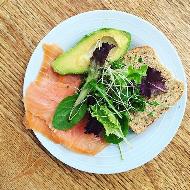 Roter Fisch mit Avocado und Brot
