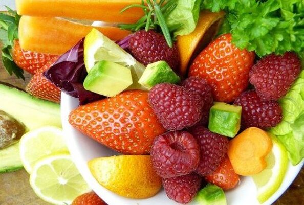 Früchte mit Beeren und Kräutern