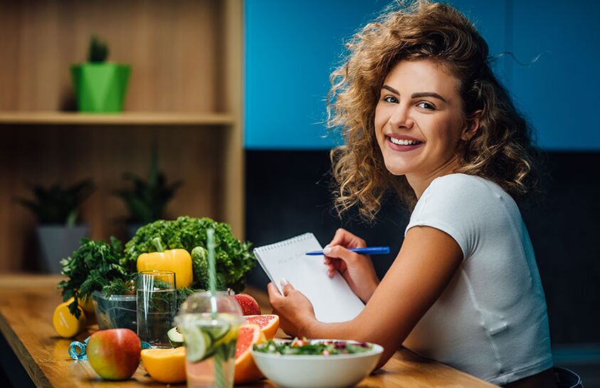 Positive Haltung eines Mädchens auf Diät
